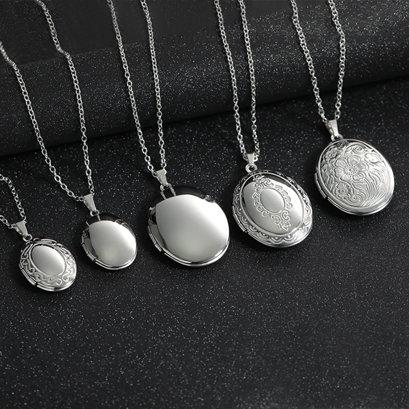 Heart Locket Necklace Photo - قلادة فضية اللون بتصميم عتيق قابلة