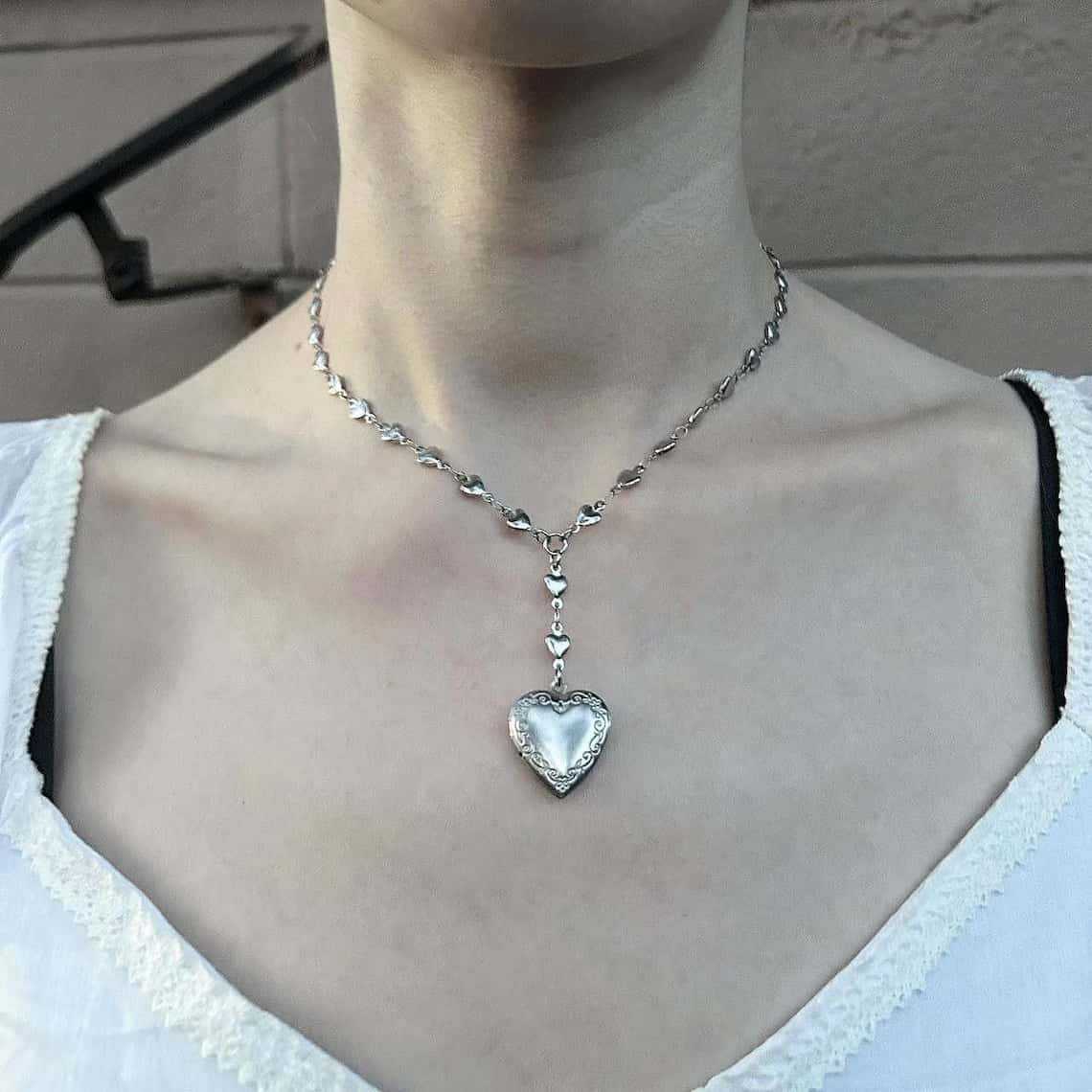 Heart Locket Necklace Photo - قلادة سلسلة الوهق المسبحة مع قلادة