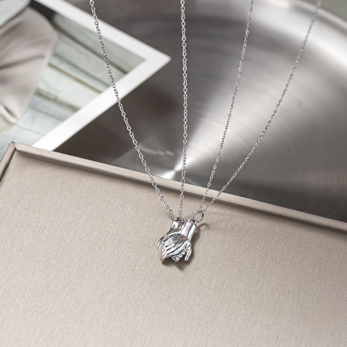 طقم قلادة متطابقة للأزواج من ق - مراجعة Magnetic Couple Matching Necklaces وسعره