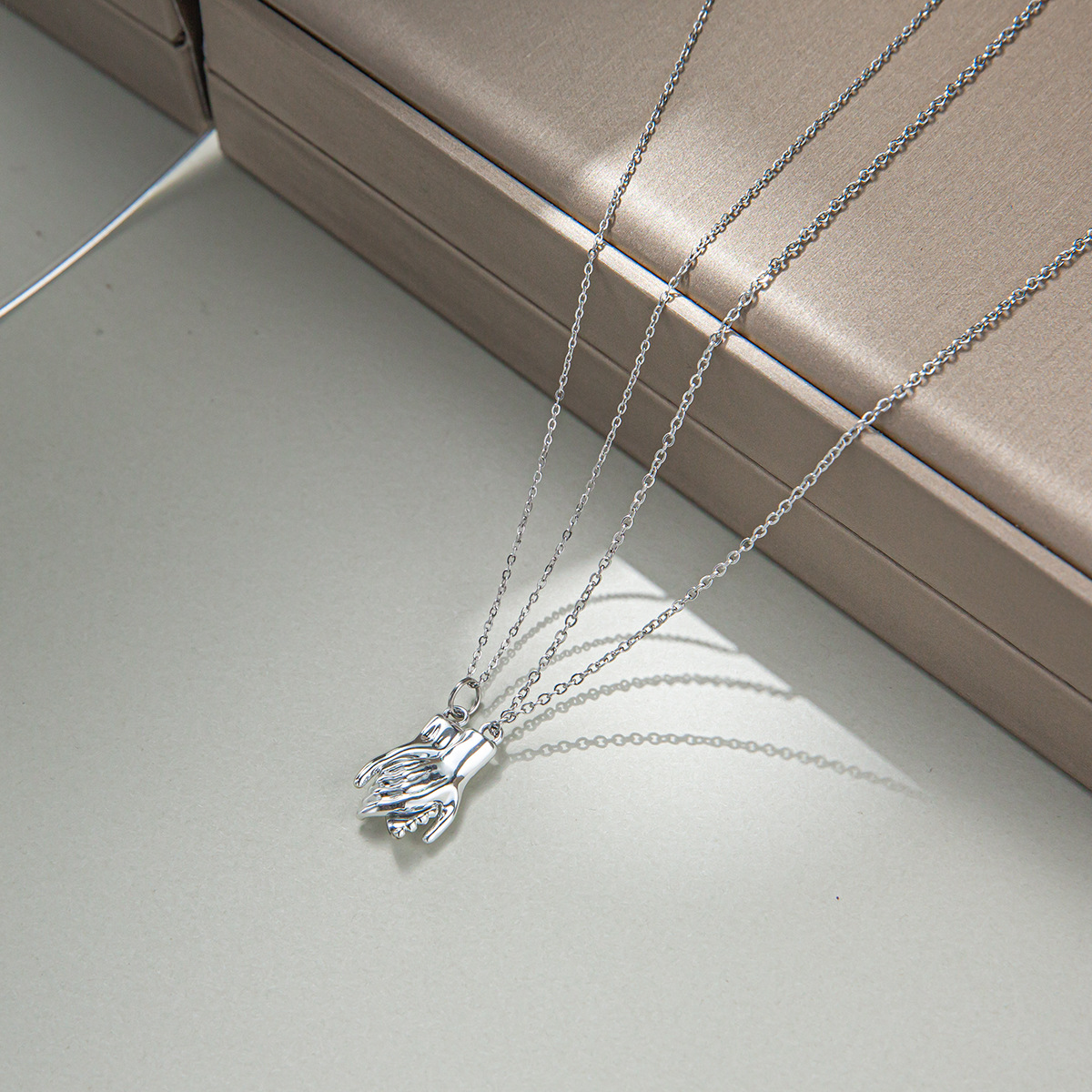 طقم قلادة متطابقة للأزواج من ق - مراجعة Magnetic Couple Matching Necklaces وسعره