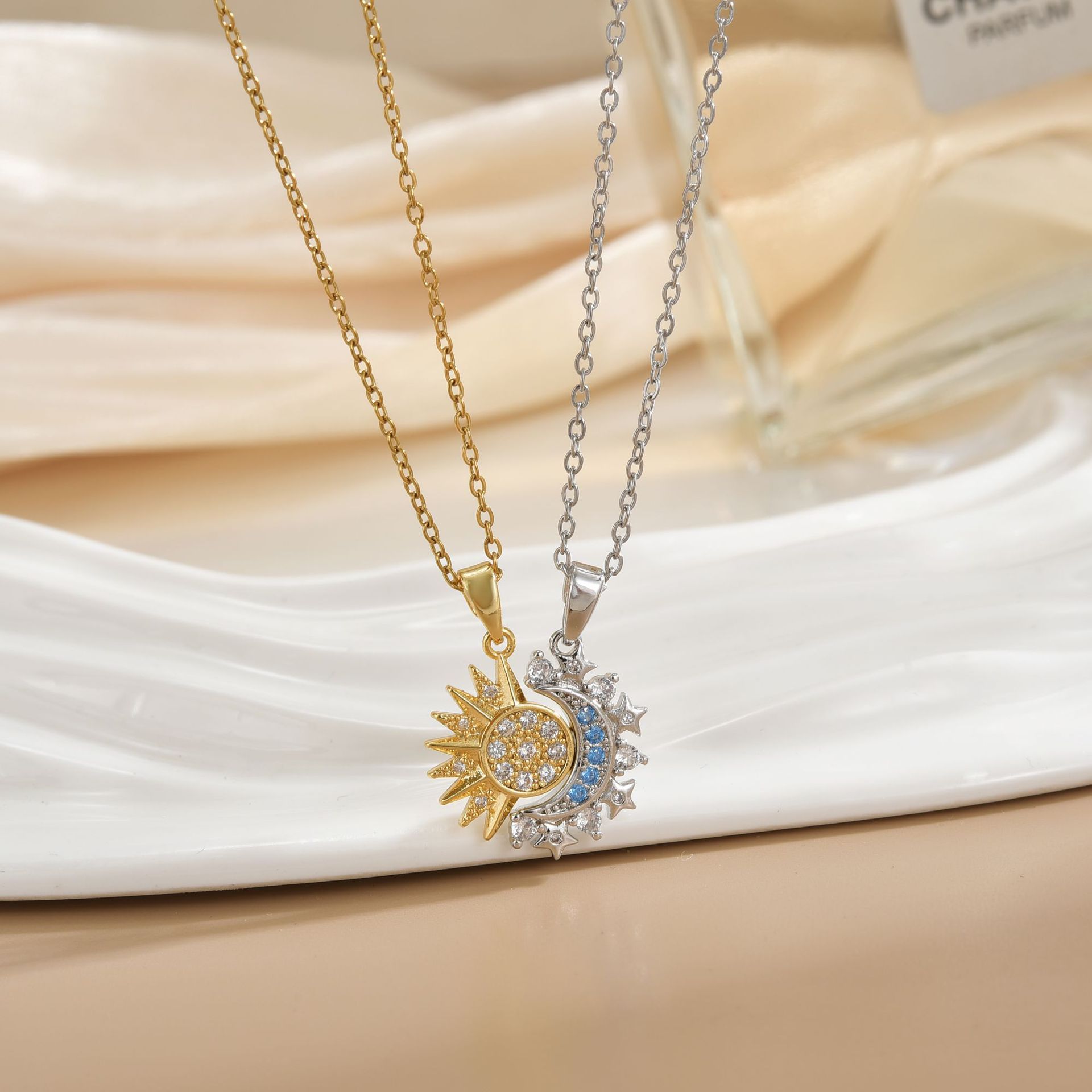 الأزواج القلائد المغناطيسية ال - مراجعة Magnetic Couple Matching Necklaces وسعره