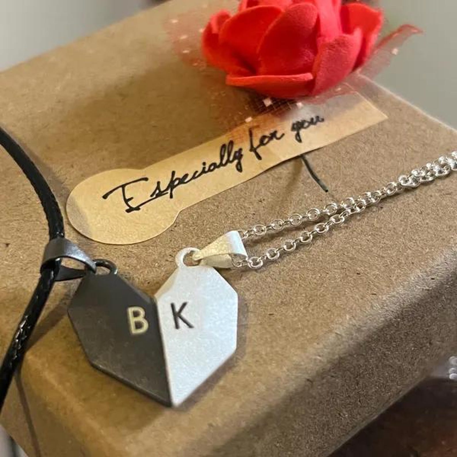 مجموعة قلادات مغناطيسية على شك - مراجعة Magnetic Couple Matching Necklaces وسعره