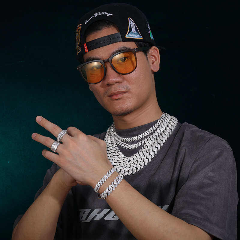 سلسلة كوبية من الموسانيت بلون  - مراجعة Cuban Link Chain 12Mm وسعره