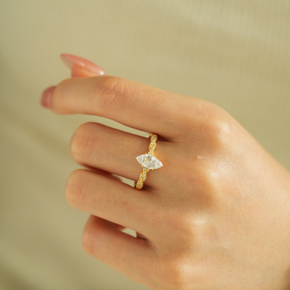 خاتم لوميرا من الذهب عيار 18 ق - مراجعة Moissanite Engagement Ring 1 Carat وسعره